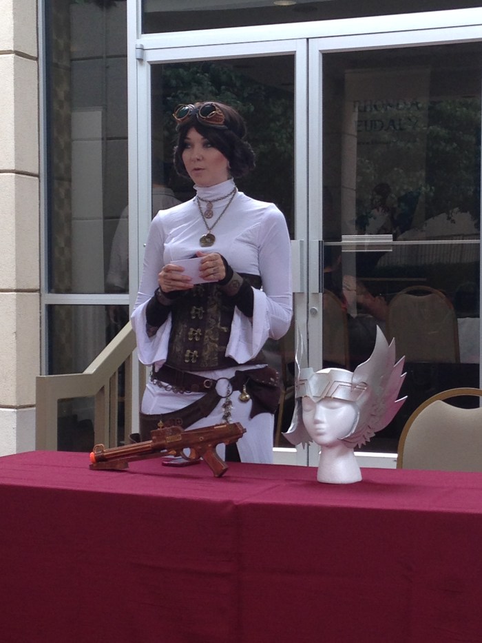 GlitzyGeekGirl's panel on cosplay construction. Thanks for all the tips, Anna! 