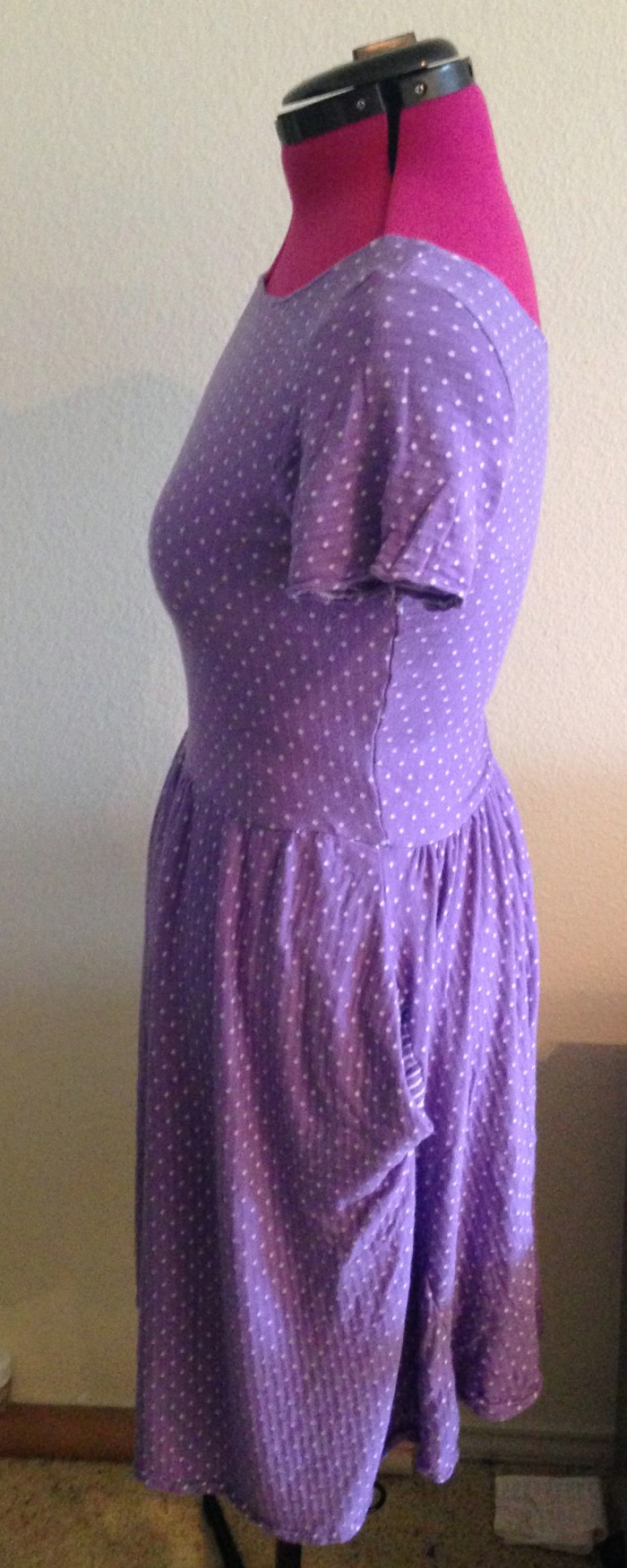 Side view. That derpy fold of fabric is the pocket. Apologies for the wrinkles as well. This is just out of the dryer.